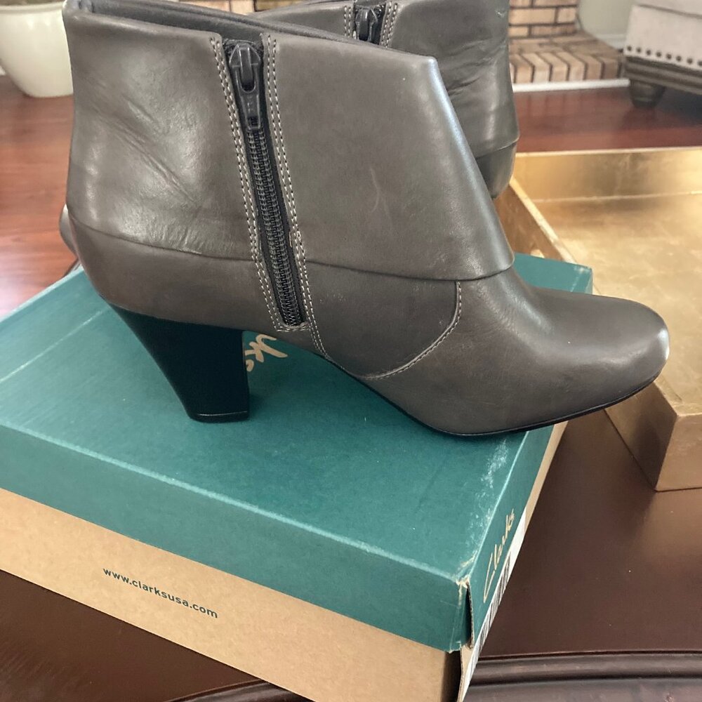 Clarks Gray Leather Ankle Boot 9 - Picture 3 of 3